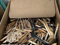 Partij winkelinventaris, kledinghangers en diversen - afbeelding 3 van  14