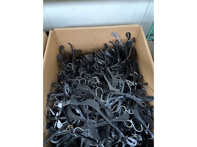 Partij winkelinventaris, kledinghangers en diversen - afbeelding 1 van  14