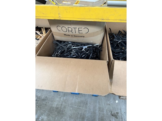 Partij winkelinventaris, kledinghangers en diversen - afbeelding 8 van  14