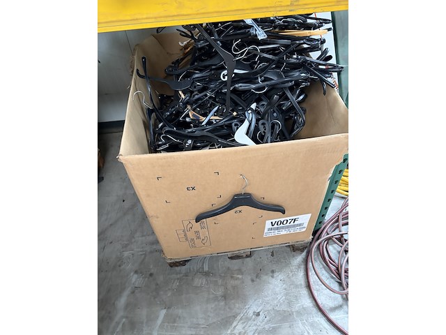 Partij winkelinventaris, kledinghangers en diversen - afbeelding 9 van  14