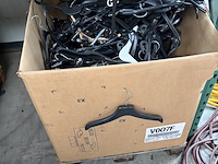 Partij winkelinventaris, kledinghangers en diversen - afbeelding 9 van  14