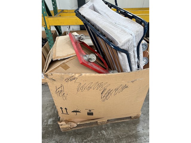 Partij winkelinventaris, kledinghangers en diversen - afbeelding 12 van  14