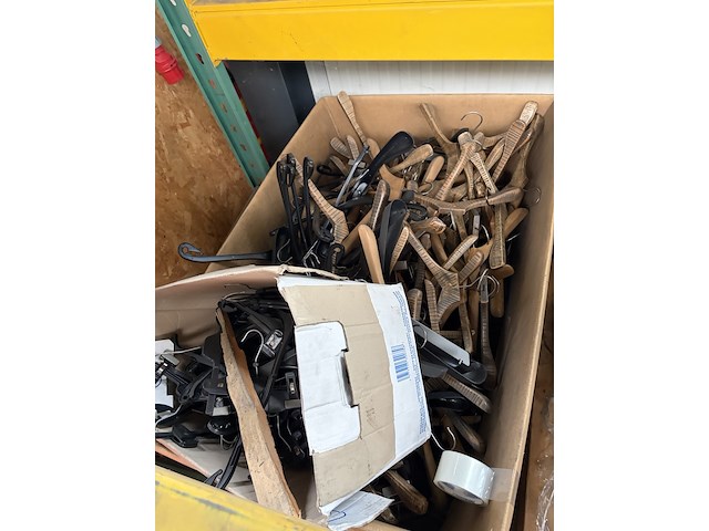 Partij winkelinventaris, kledinghangers en diversen - afbeelding 13 van  14