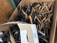Partij winkelinventaris, kledinghangers en diversen - afbeelding 13 van  14