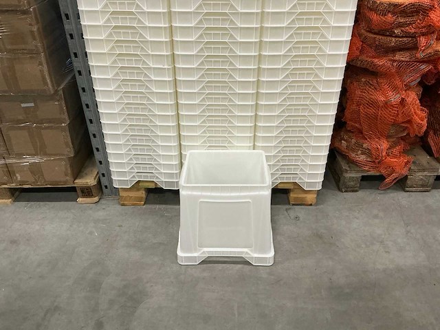 Partij witte kunststof bloemenemmers (205x) - afbeelding 1 van  4