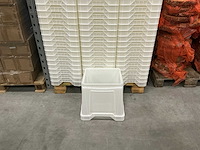 Partij witte kunststof bloemenemmers (205x) - afbeelding 1 van  4