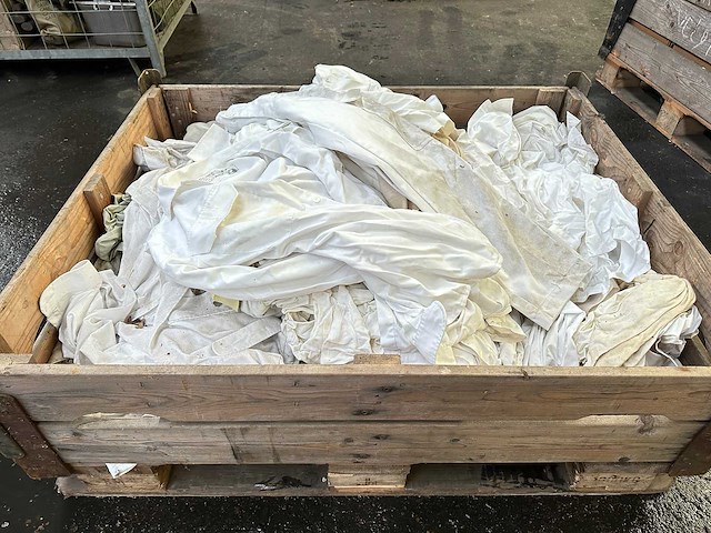 Partij witte legerkleding - afbeelding 1 van  4