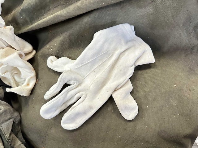 Partij witte parade handschoenen - afbeelding 1 van  3