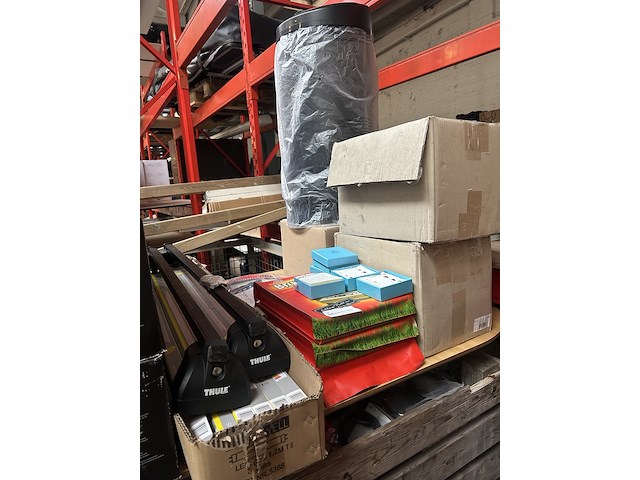 Partij w.o. dakdragers, led buis, bbq w.o. thule - afbeelding 1 van  10