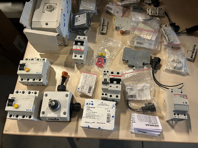 Partij w.o. installatiemateriaal, deurklinken, w.o. e.t.n., siemens - afbeelding 7 van  17