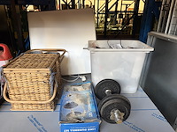 Partij w.o. picknickmand, led paneel, halterset - afbeelding 1 van  6