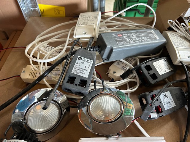 Partij w.o. verlichting en toebehoren, w.o. geberit, somfy - afbeelding 3 van  8