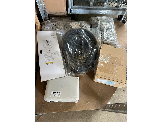 Partij w.o. verlichting en toebehoren, w.o. geberit, somfy - afbeelding 7 van  8