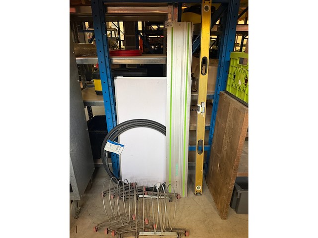 Partij w.o. waterpas, fietsbanden, fietsparkeerbeugels w.o. festool, ritchey - afbeelding 1 van  7
