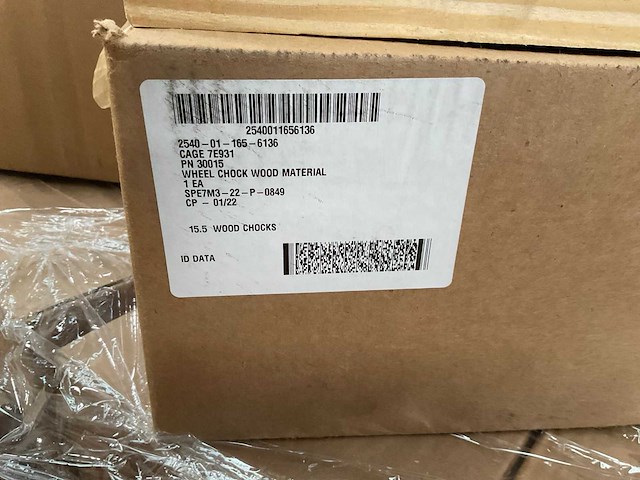 Partij wood wheel track chock (33x) - afbeelding 1 van  4