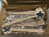 Partij wooden labels 9x9cm + 45cm stick (390x) - afbeelding 1 van  3