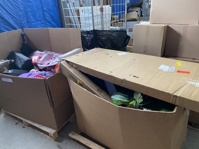 Partij woonartikelen, meubels, persoonlijke verzorging, speelgoed etc. - afbeelding 1 van  25