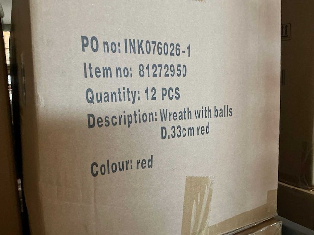 Partij wreath with balls d33cm red (48x) - afbeelding 4 van  4