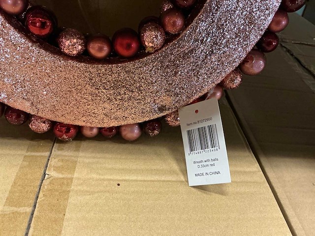 Partij wreath with balls d33cm red (48x) - afbeelding 1 van  1