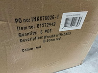 Partij wreath with balls d50cm red (32x) - afbeelding 4 van  4