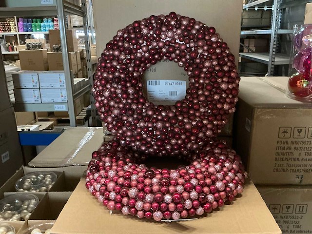 Partij wreath with balls d50cm red (32x) - afbeelding 1 van  4