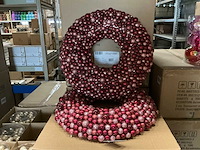 Partij wreath with balls d50cm red (32x) - afbeelding 1 van  4