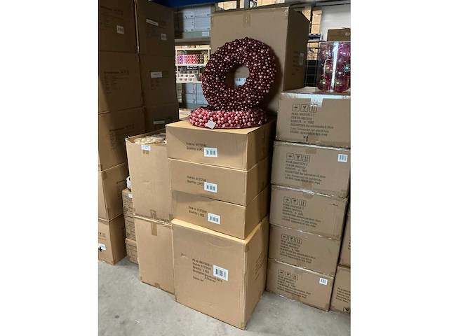 Partij wreath with balls d50cm red (32x) - afbeelding 3 van  4