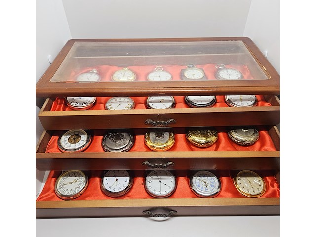 Partij zakhorloges in horlogekist - afbeelding 1 van  11