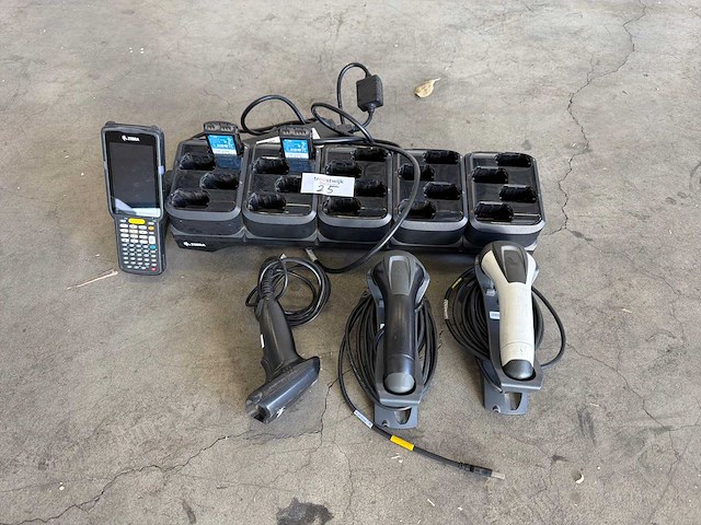 Partij zebra barcode scanners met docking stations en handheld terminal - afbeelding 1 van  5