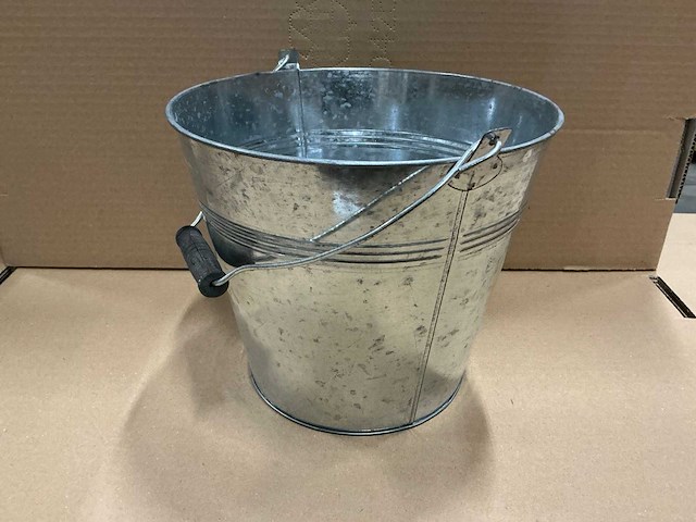 Partij zinc emmers met houten handvat h21,3xø25cm (112x) - afbeelding 1 van  6