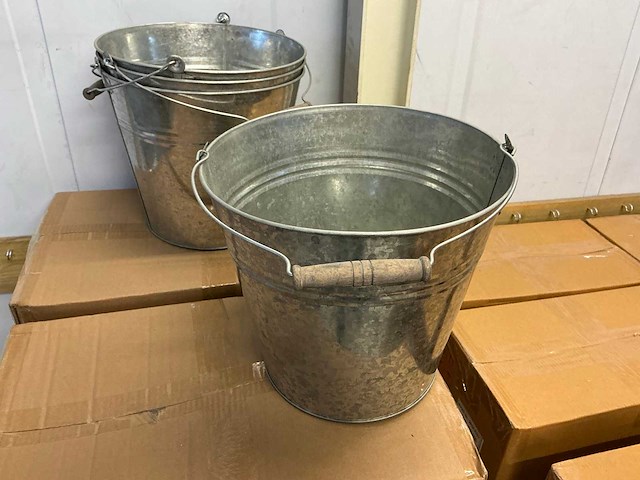 Partij zinc emmers met houten handvat h28xø30,5cm (75x) - afbeelding 1 van  4