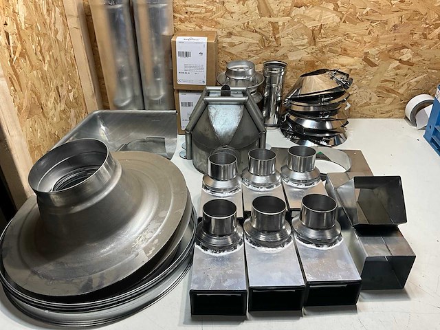 Partij zink, rvs en aluminium dakmaterialen (38x) - afbeelding 1 van  7