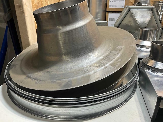 Partij zink, rvs en aluminium dakmaterialen (38x) - afbeelding 3 van  7