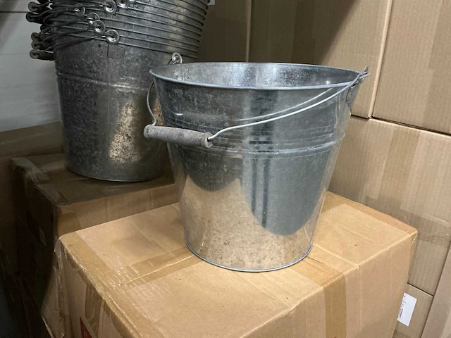 Partij zinken emmers met houten handvat (hoogte 27cm) (120x) - afbeelding 3 van  5
