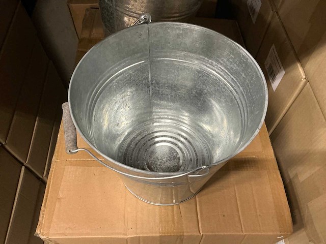 Partij zinken emmers met houten handvat (hoogte 27cm) (120x) - afbeelding 4 van  5
