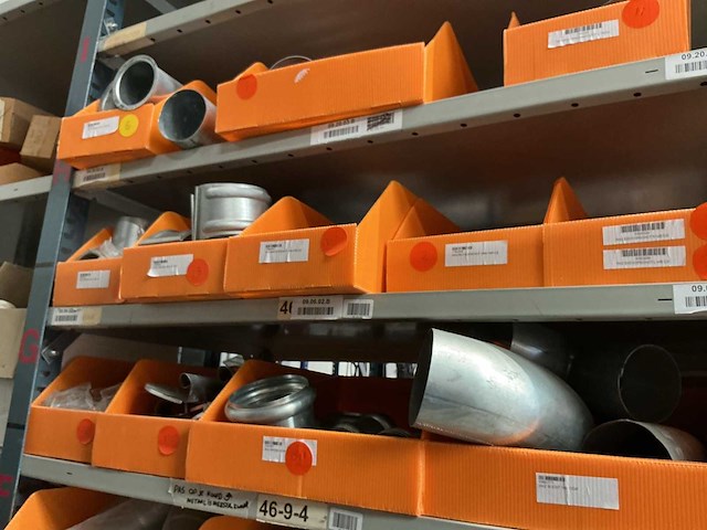 Partij zinken loodgietersmaterialen - afbeelding 1 van  13