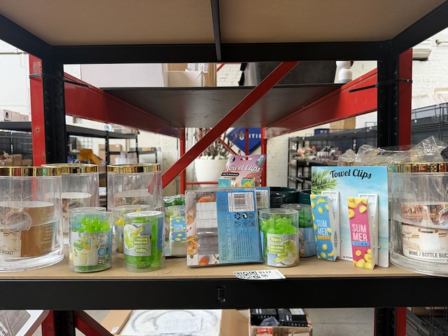 Partij zomerartikelen w.o. ijs cubes, handdoekclips - afbeelding 1 van  5