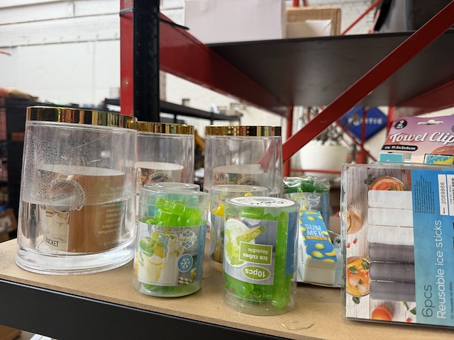 Partij zomerartikelen w.o. ijs cubes, handdoekclips - afbeelding 4 van  5