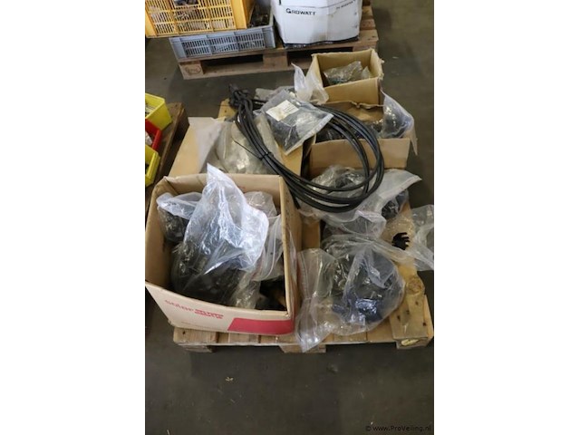 Partij zonnenpaneel-onderdelen - afbeelding 1 van  13