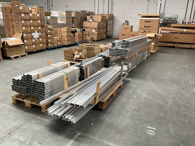 Partij zonnepaneel aluminium bevestigingsprofielen - afbeelding 1 van  8