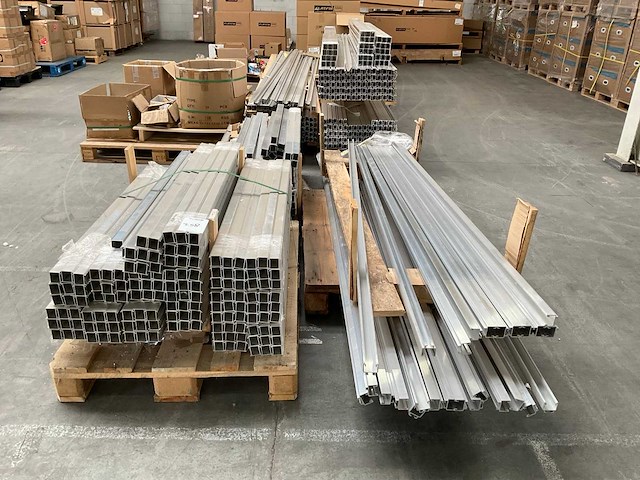 Partij zonnepaneel aluminium bevestigingsprofielen - afbeelding 2 van  8