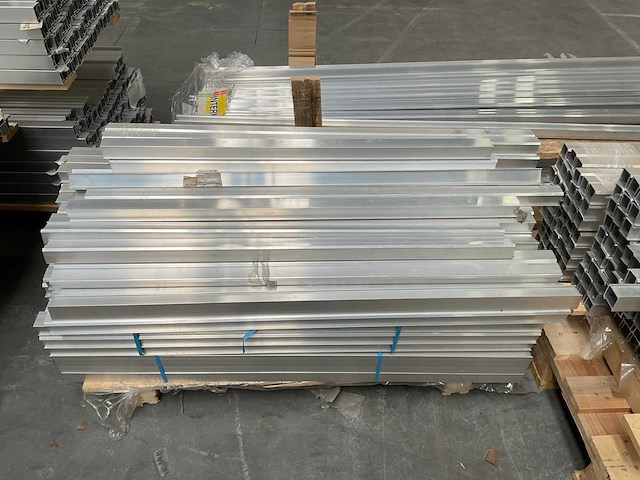 Partij zonnepaneel aluminium bevestigingsprofielen - afbeelding 6 van  8