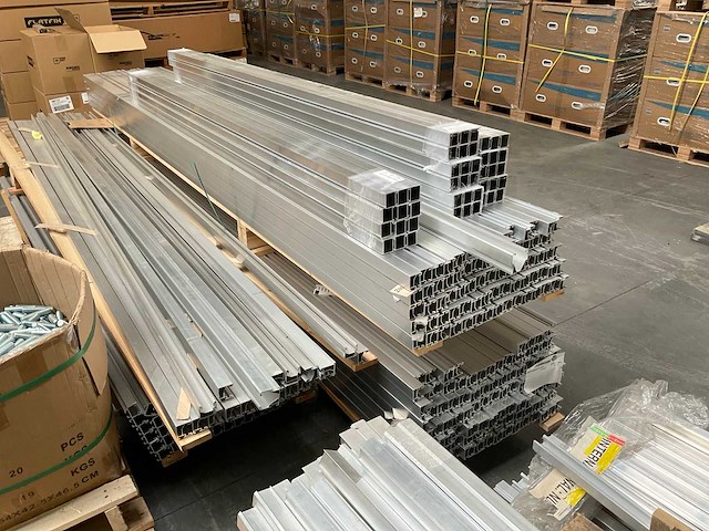 Partij zonnepaneel aluminium bevestigingsprofielen - afbeelding 4 van  8