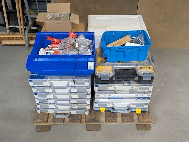 Partij zonnepaneel installatiemateriaal en omvormers - afbeelding 1 van  7