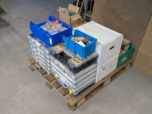 Partij zonnepaneel installatiemateriaal en omvormers - afbeelding 2 van  7