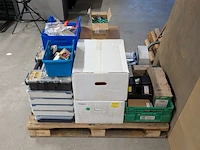Partij zonnepaneel installatiemateriaal en omvormers - afbeelding 3 van  7