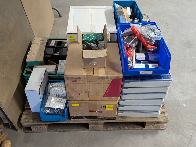 Partij zonnepaneel installatiemateriaal en omvormers - afbeelding 4 van  7