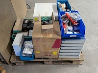 Partij zonnepaneel installatiemateriaal en omvormers - afbeelding 4 van  7