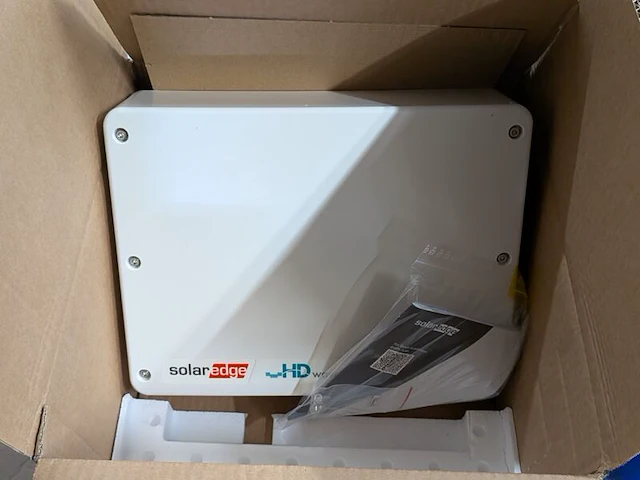 Partij zonnepaneel installatiemateriaal en omvormers - afbeelding 6 van  7