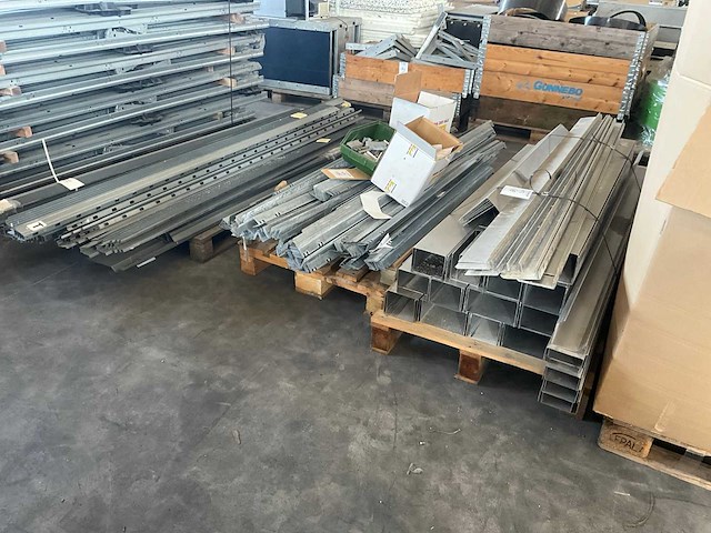 Partij zonnepaneel montagemateriaal - afbeelding 1 van  12